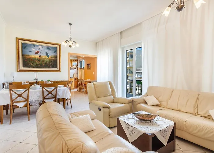 Central Luxurious Apartment With Sea View!